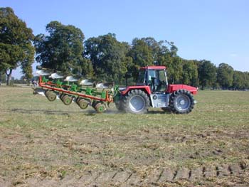 Schl&uuml;tertraktoren mit Gassnerpfl&uuml;ge auf Gut Rohrenfeld 2004